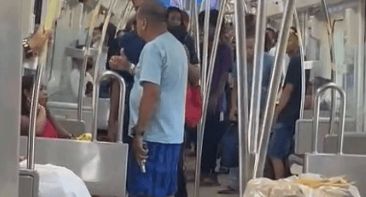 Policial reformado saca arma em metrô e causa tumulto