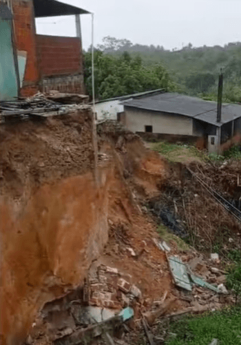 Chuva intensa causa deslizamentos e alagamentos no sul da Bahia