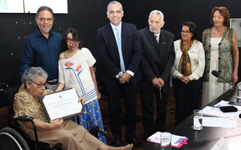 Imagem do post Ilka Carvalho recebe Medalha Thomé de Souza após proposta de Cezar Leite e emociona ao relembrar trajetória na APAE