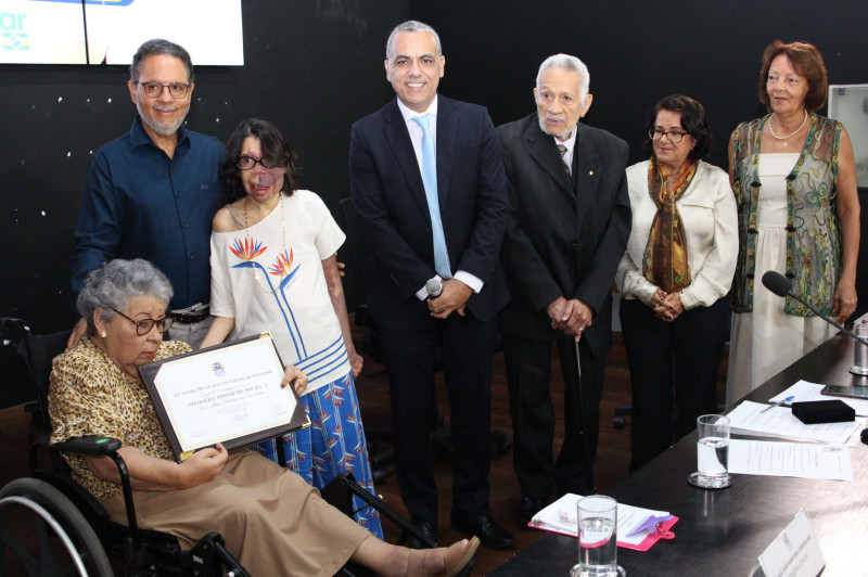 Ilka Carvalho recebe Medalha Thomé de Souza após proposta de Cezar Leite e emociona ao relembrar trajetória na APAE