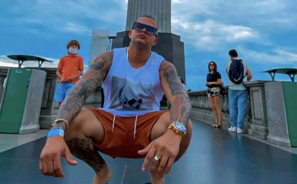 Rifeiro desabafa e cai no choro após; influenciador estava preso