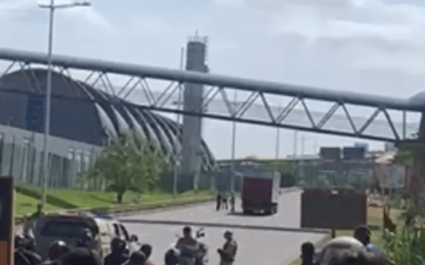 Imagem do post VÍDEO: Caminhão com suspeita de bomba  fecha trânsito na Paralela