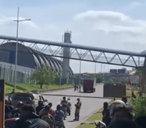 Imagem do post VÍDEO: Caminhão com suspeita de bomba  fecha trânsito na Paralela