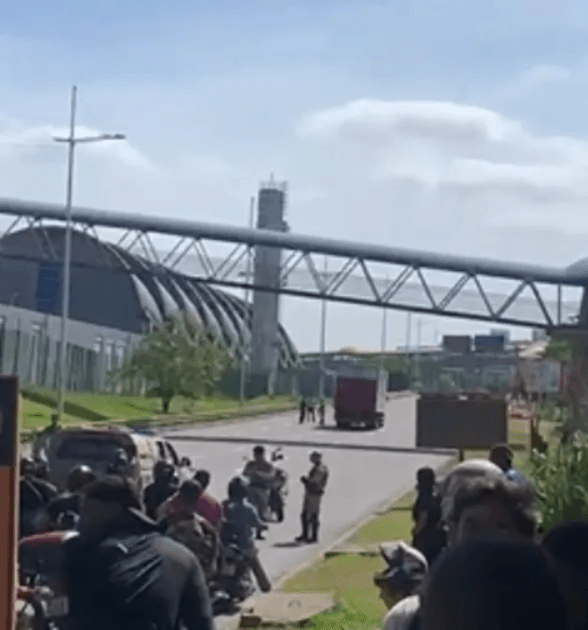 VÍDEO: Caminhão com suspeita de bomba  fecha trânsito na Paralela