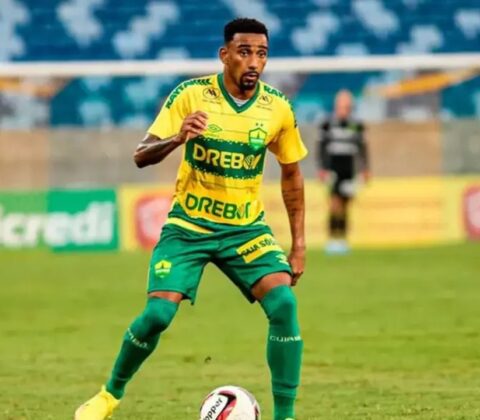 Imagem do post Vitória anuncia novo lateral e vê atacante desejado ficar cada vez mais longe da Toca do Leão