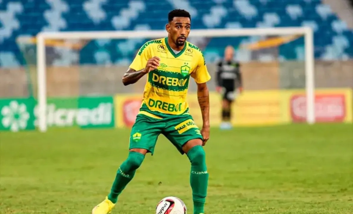 Vitória anuncia novo lateral e vê atacante desejado ficar cada vez mais longe da Toca do Leão
