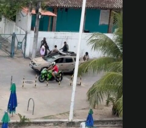 Imagem do post Vídeo: Foragido por tráfico é capturado na praia de São Tomé após cerco aéreo da PM em Salvador