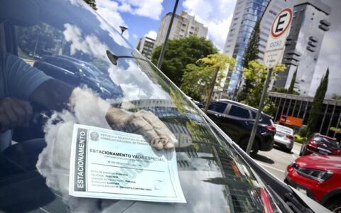 Imagem do post Idoso só pode usar vaga especial com cartão e sem ele a multa é certa; saiba como conseguir