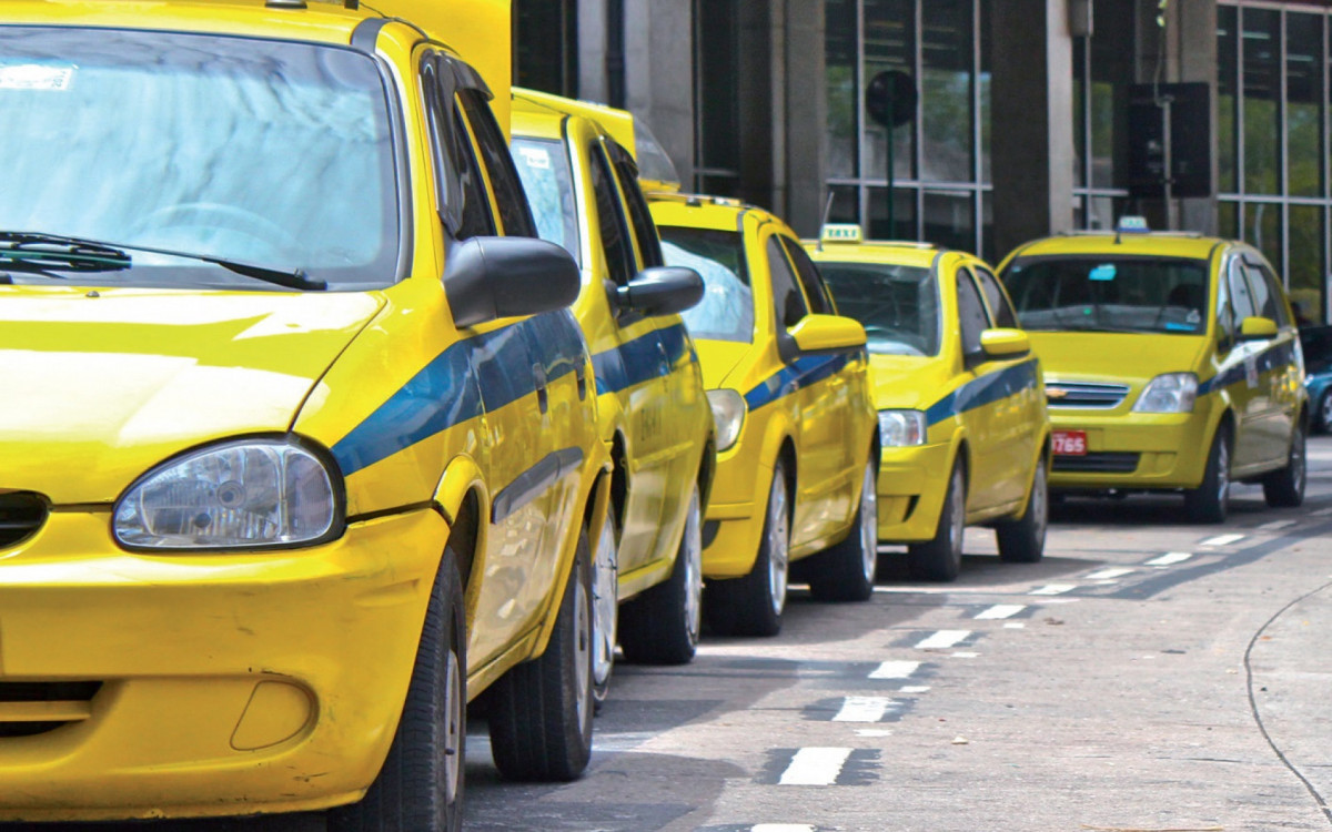 Lei que liberava táxis com mais de 10 anos é barrada pela Justiça