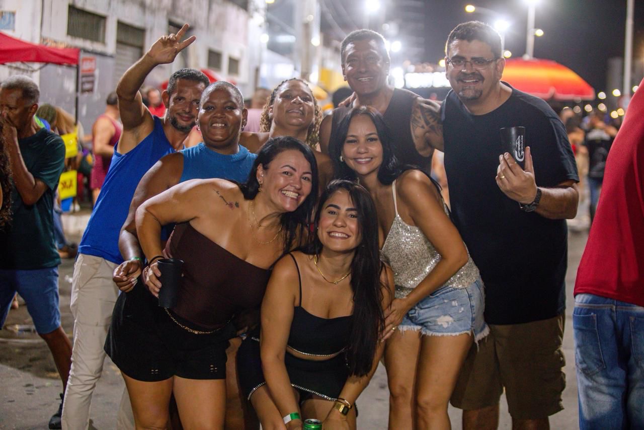 Mica Lauro estreia com multidão, grandes atrações e entra para a história das micaretas da Bahia