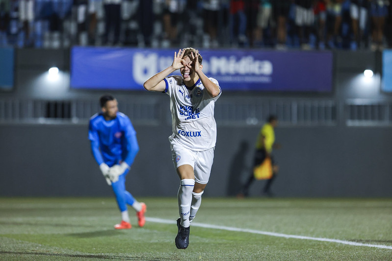 Bahia atropela o Bahia de Feira fora de casa, vence por 3 a 0 e dispara na liderança do Baianão