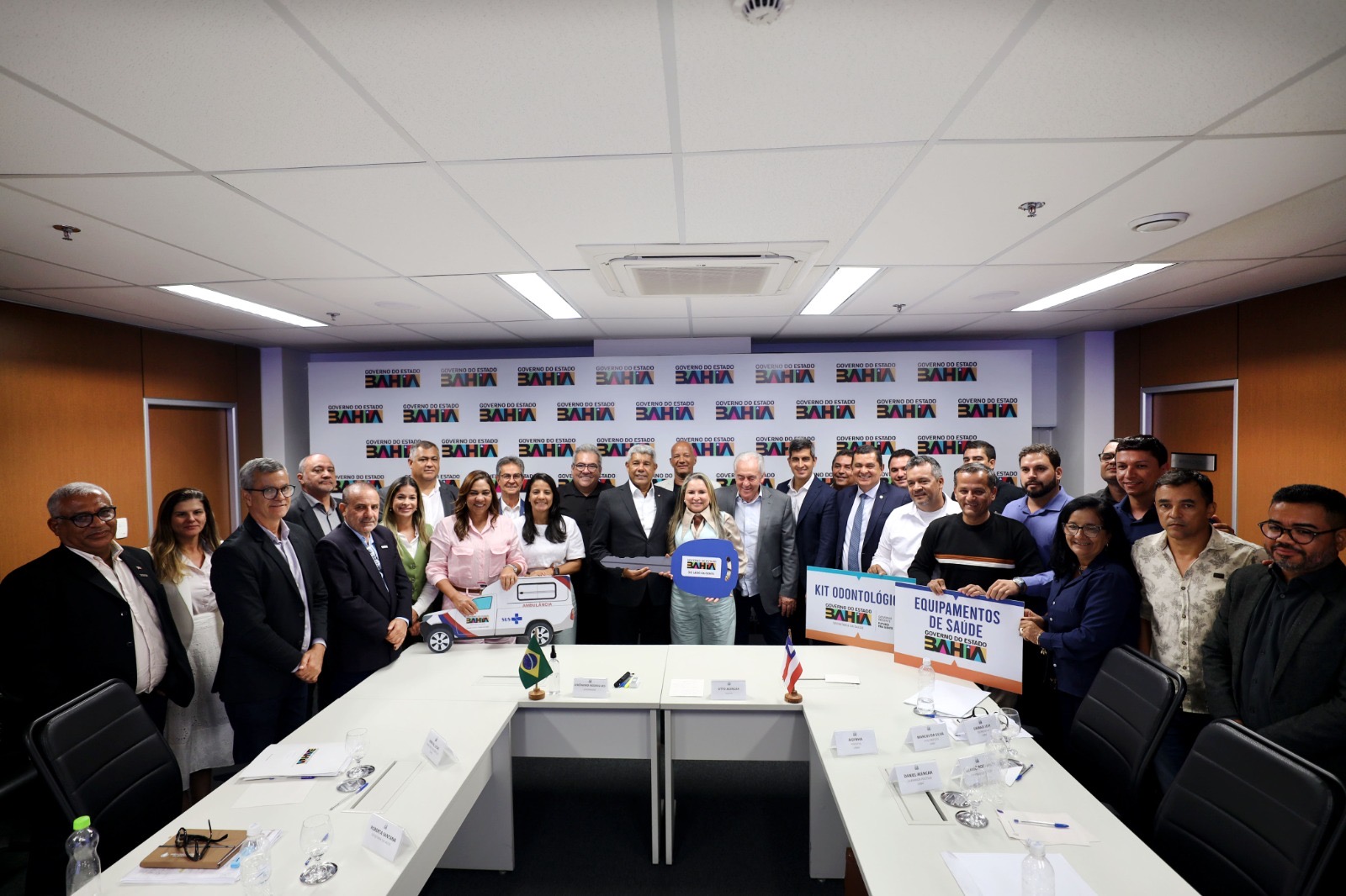 Cidade baiana é beneficiada com equipamentos de saúde após reunião com governo