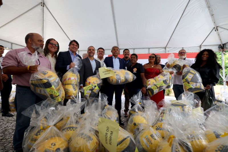 Bahia certifica mais de 200 mototaxistas e motofretistas e distribui kits de proteção