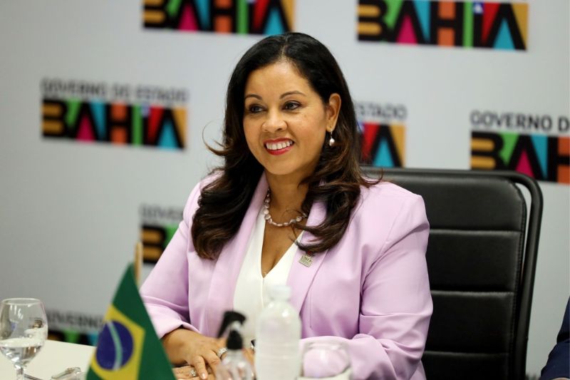 Reeleita, reitora da UNEB toma posse para segundo mandato