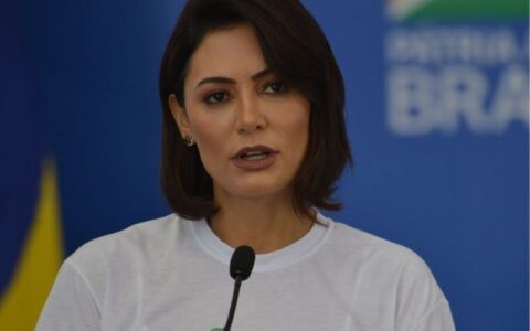 Imagem do post Michelle revela que Bolsonaro bateu cabeça em móvel após crise