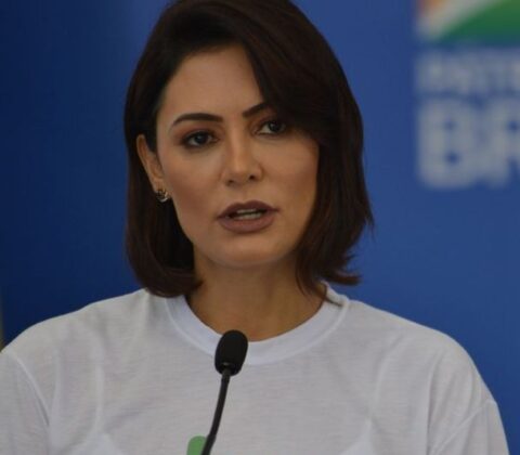 Imagem do post Michelle revela que Bolsonaro bateu cabeça em móvel após crise