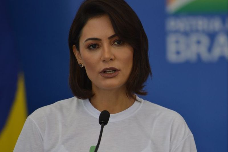 Michelle revela que Bolsonaro bateu cabeça em móvel após crise
