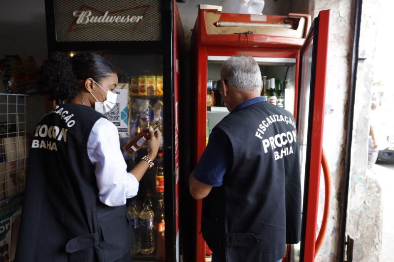 Com festas populares, fiscalização reforça combate a bebidas adulteradas em Salvador