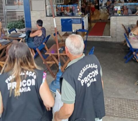 Imagem do post Barracas de praia e restaurantes são fiscalizados na orla de Salvador