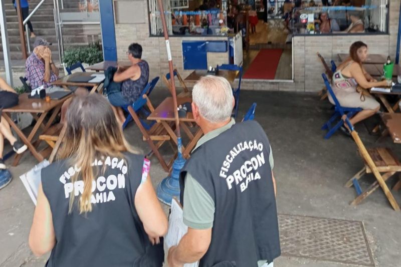 Barracas de praia e restaurantes são fiscalizados na orla de Salvador