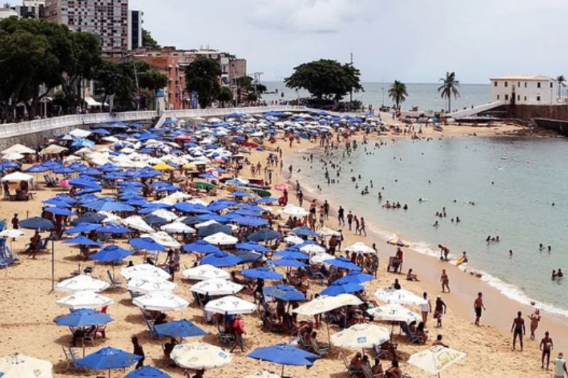 Salvador proíbe montagem antecipada de kits de praia no Porto da Barra