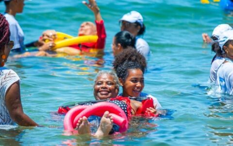 Imagem do post Mar Sem Barreiras: projeto garante banho de mar acessível para pessoas com deficiência