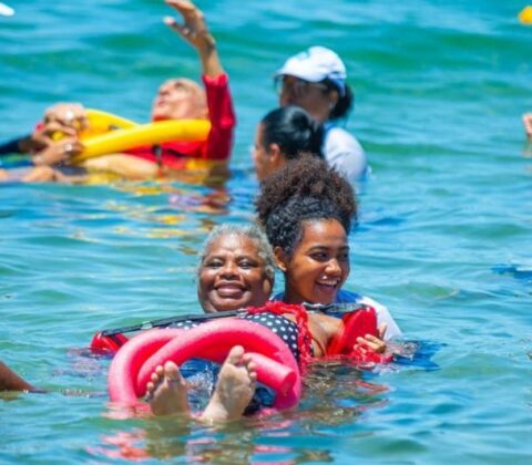 Imagem do post Mar Sem Barreiras: projeto garante banho de mar acessível para pessoas com deficiência