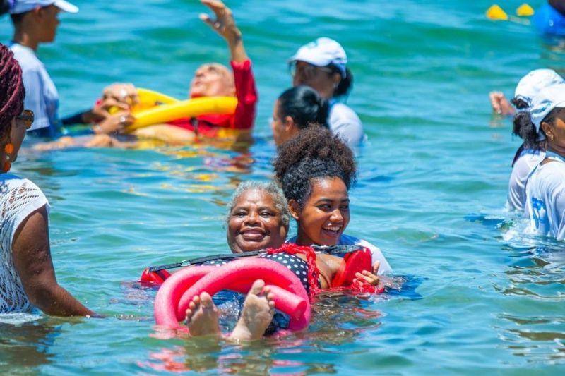 Mar Sem Barreiras: projeto garante banho de mar acessível para pessoas com deficiência