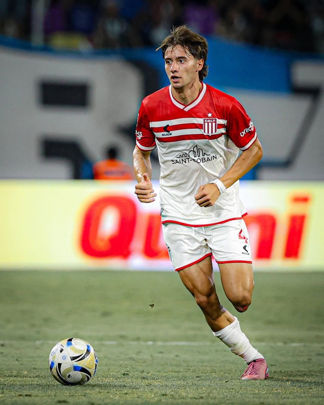 Em casa! lateral-direito desembarca em Salvador para anúncio do Bahia