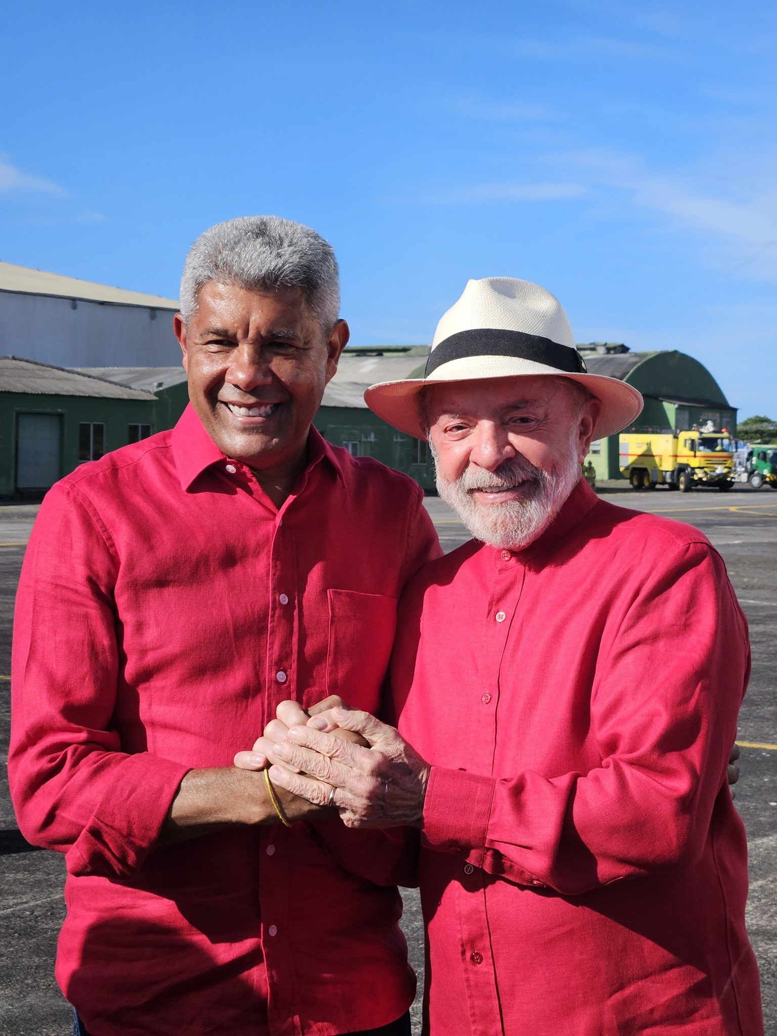 Lula chega em Salvador para participar de evento com MST