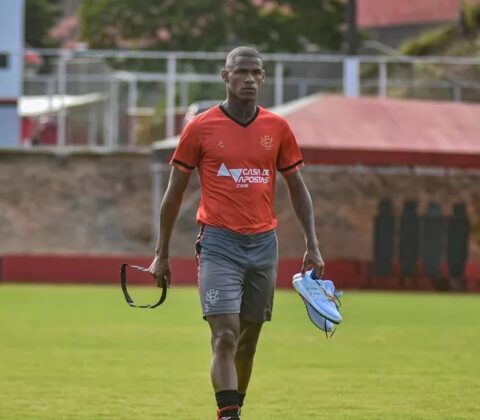 Imagem do post Vitória vende volante ao futebol japonês e acerta saída definitiva de João Pedro