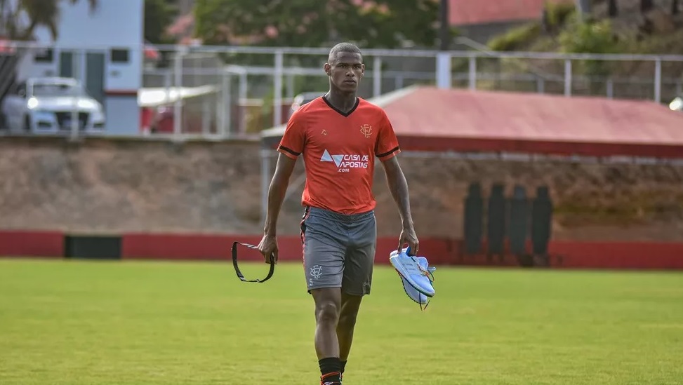 Vitória vende volante ao futebol japonês e acerta saída definitiva de João Pedro