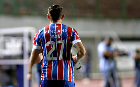 Imagem do post Ex-Bahia joga no sacrifício, marca gol e leva prêmio de melhor em campo