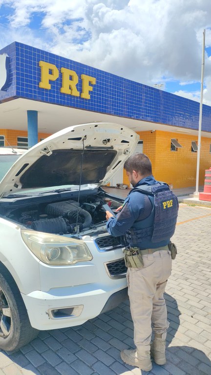 PRF recupera veículo roubado em fiscalização na BR-110
