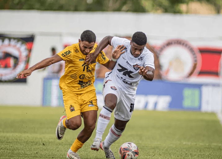Vitória sai na frente, mas cede empate ao Porto