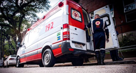 Jovem morre após cair de ambulância enquanto era transportada