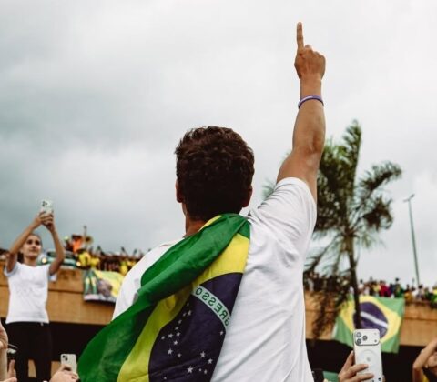 Imagem do post Apoiadores de Bolsonaro tomam choque após queda de raio em Brasília