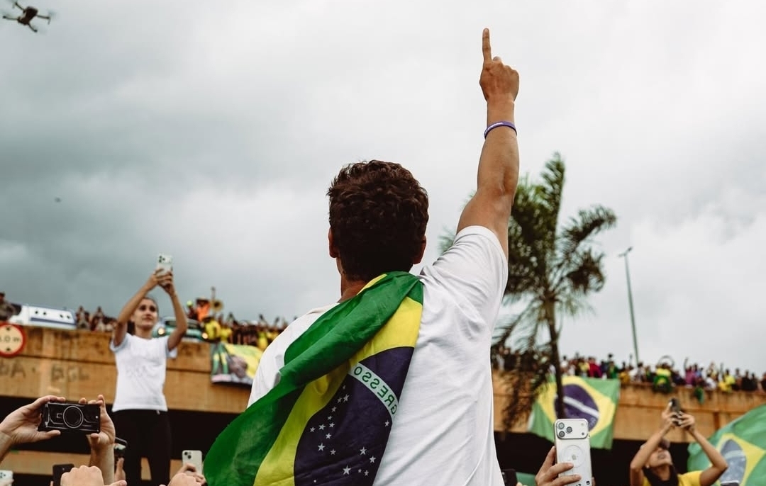 Apoiadores de Bolsonaro tomam choque após queda de raio em Brasília