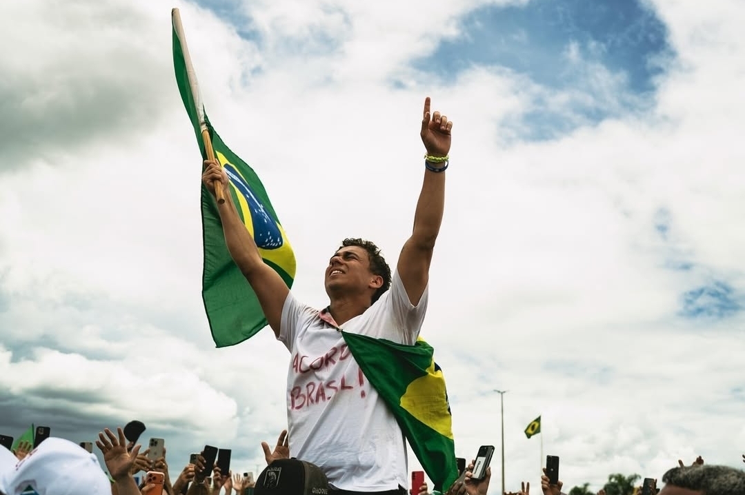 Nikolas Ferreira desafia Moraes, mas prega cautela