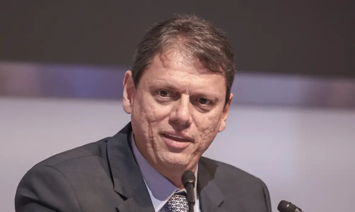 Moraes autoriza Tarcísio a visitar Bolsonaro na Papudinha; saiba data