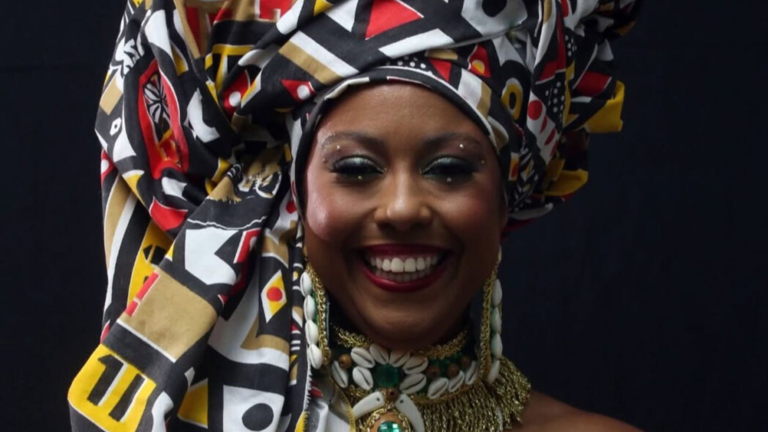 Estudante de Jornalismo é eleita Deusa do Ébano 2026