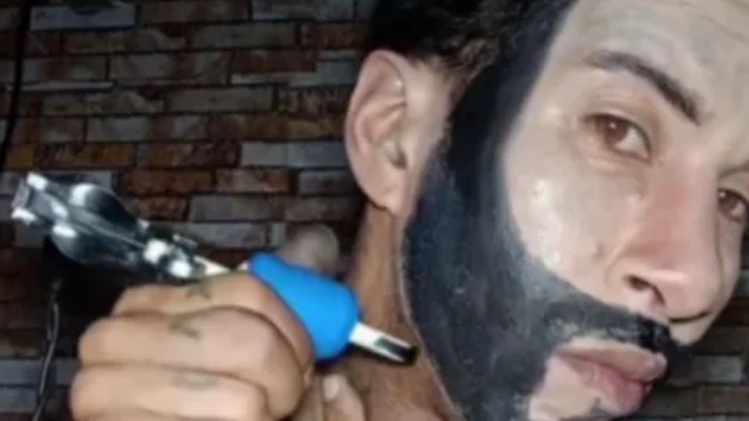 Fã tatua o próprio rosto para ficar parecido com Gusttavo Lima