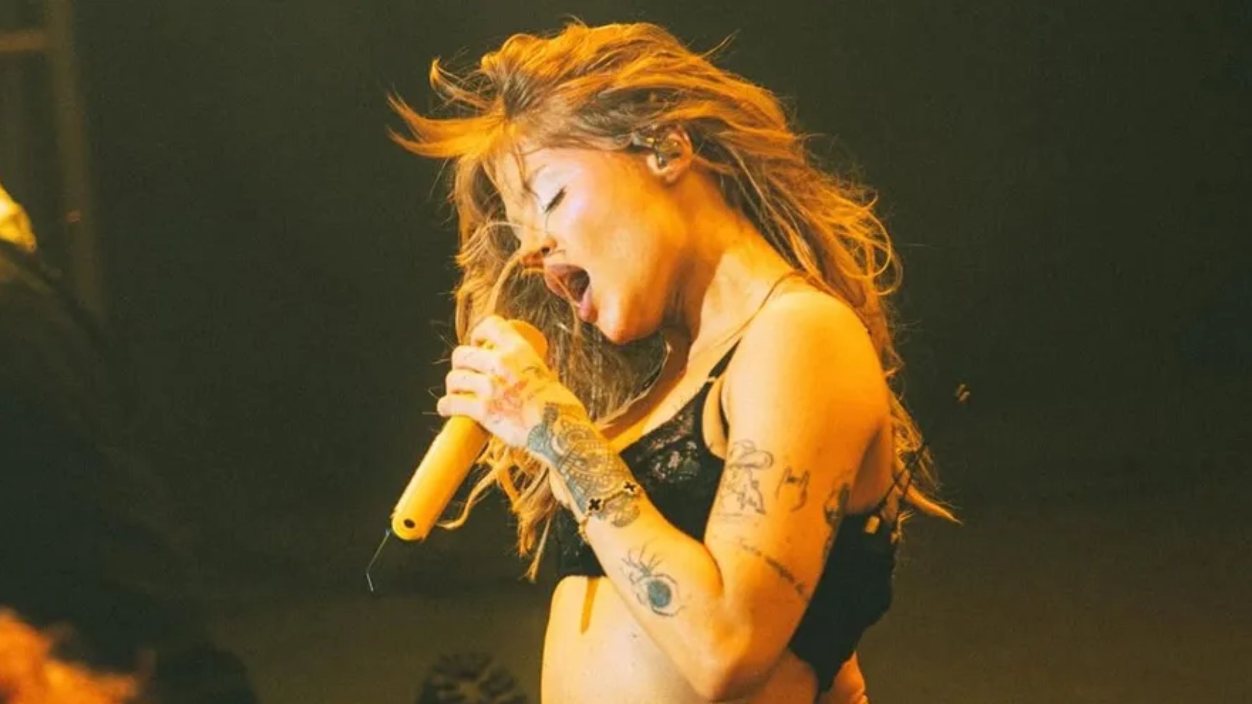 Vídeo: Luísa Sonza simula sexo em coreografia durante show em Salvador