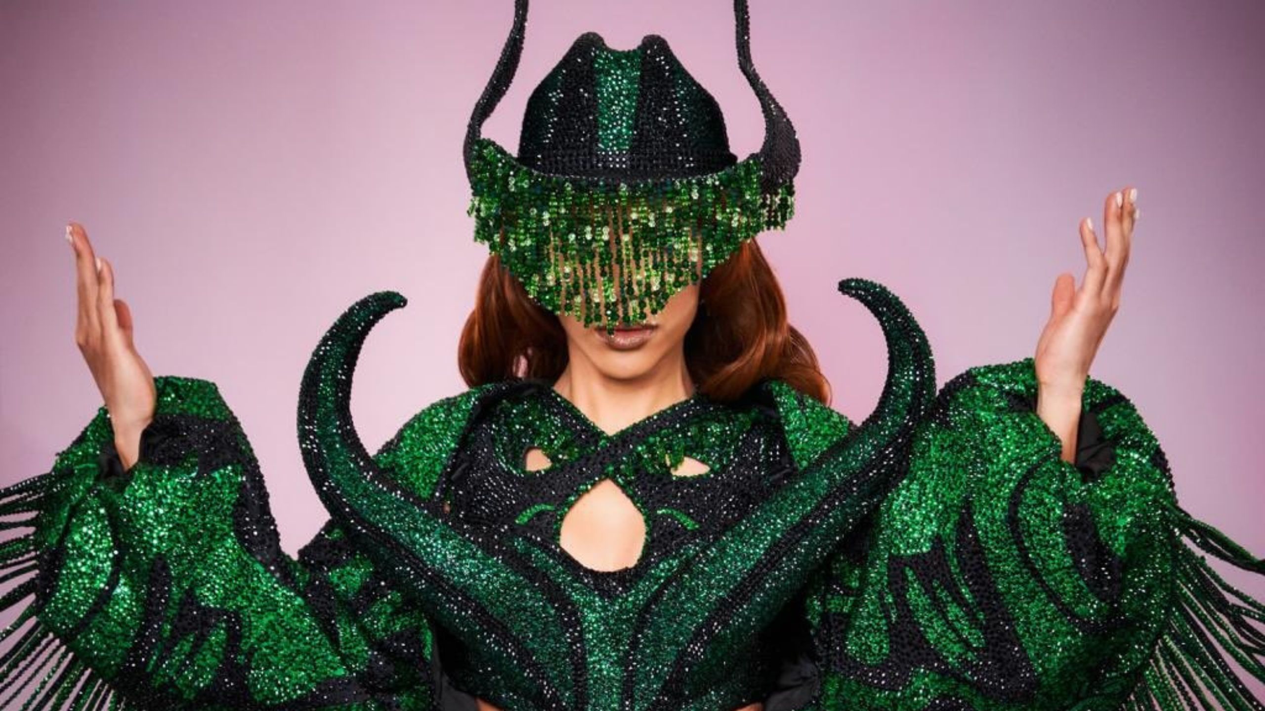 VÍDEO: Anitta reage a furtos em show e interrompe apresentação