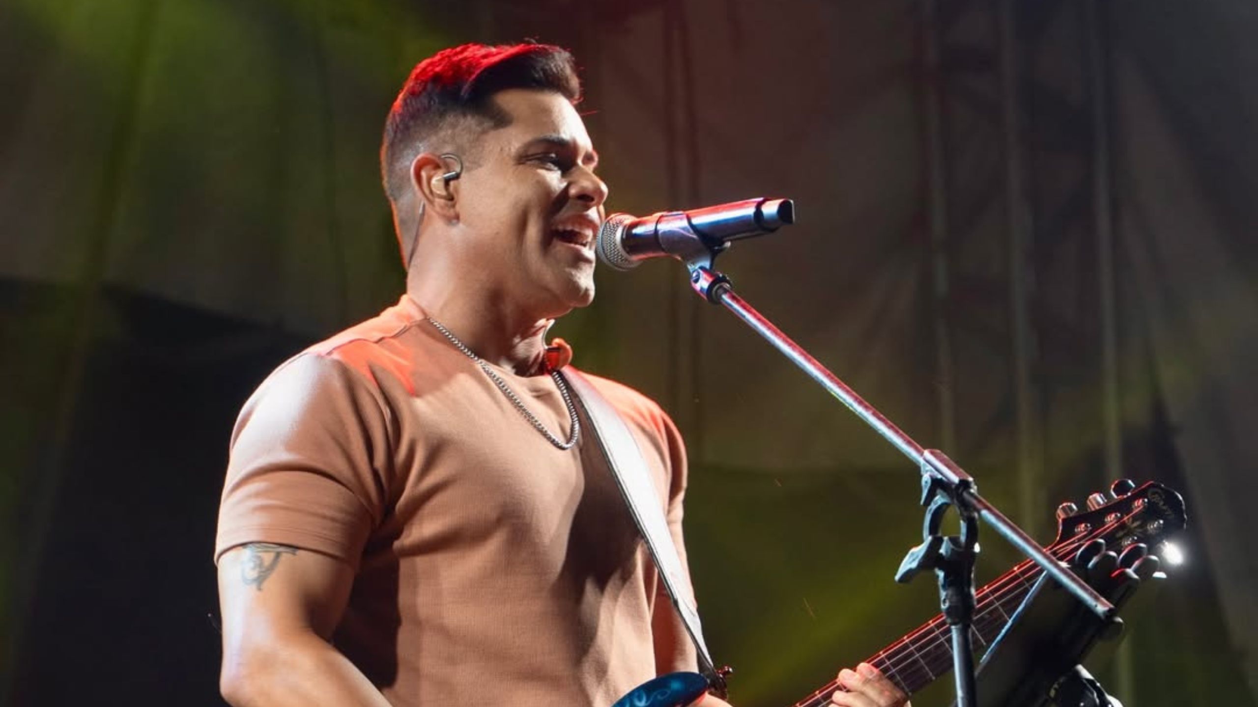 Cantor Chicabana fica ferido após carro capotar na Bahia