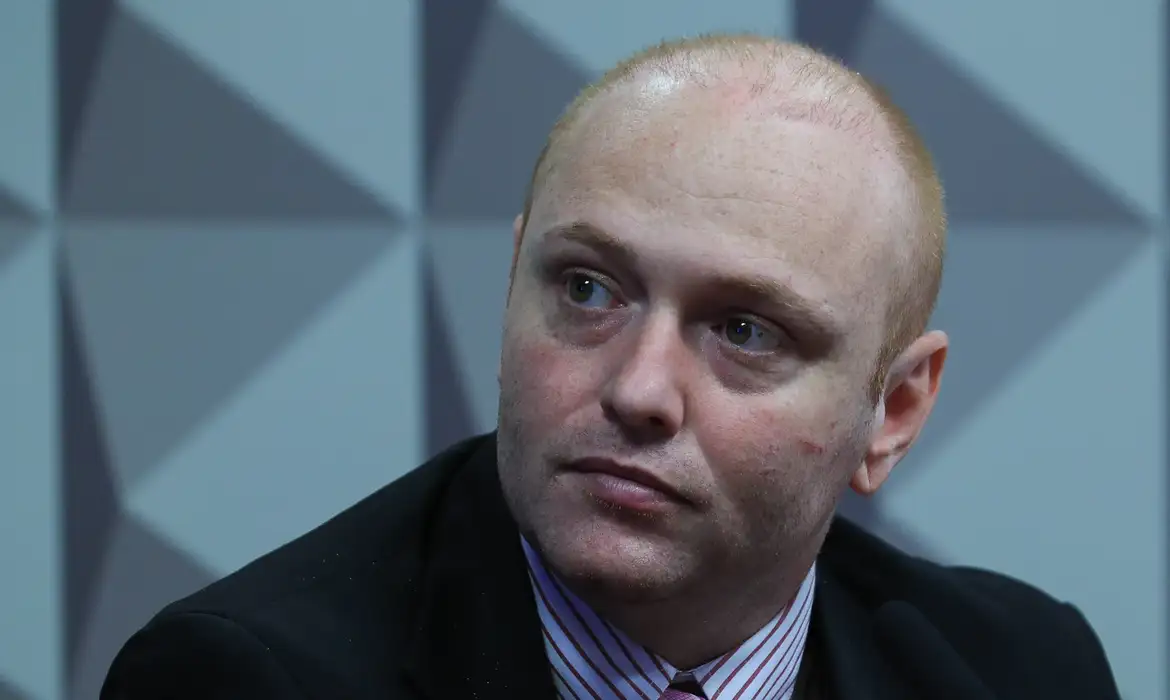 Moraes autoriza regime semiaberto para hacker que invadiu sistema do CNJ