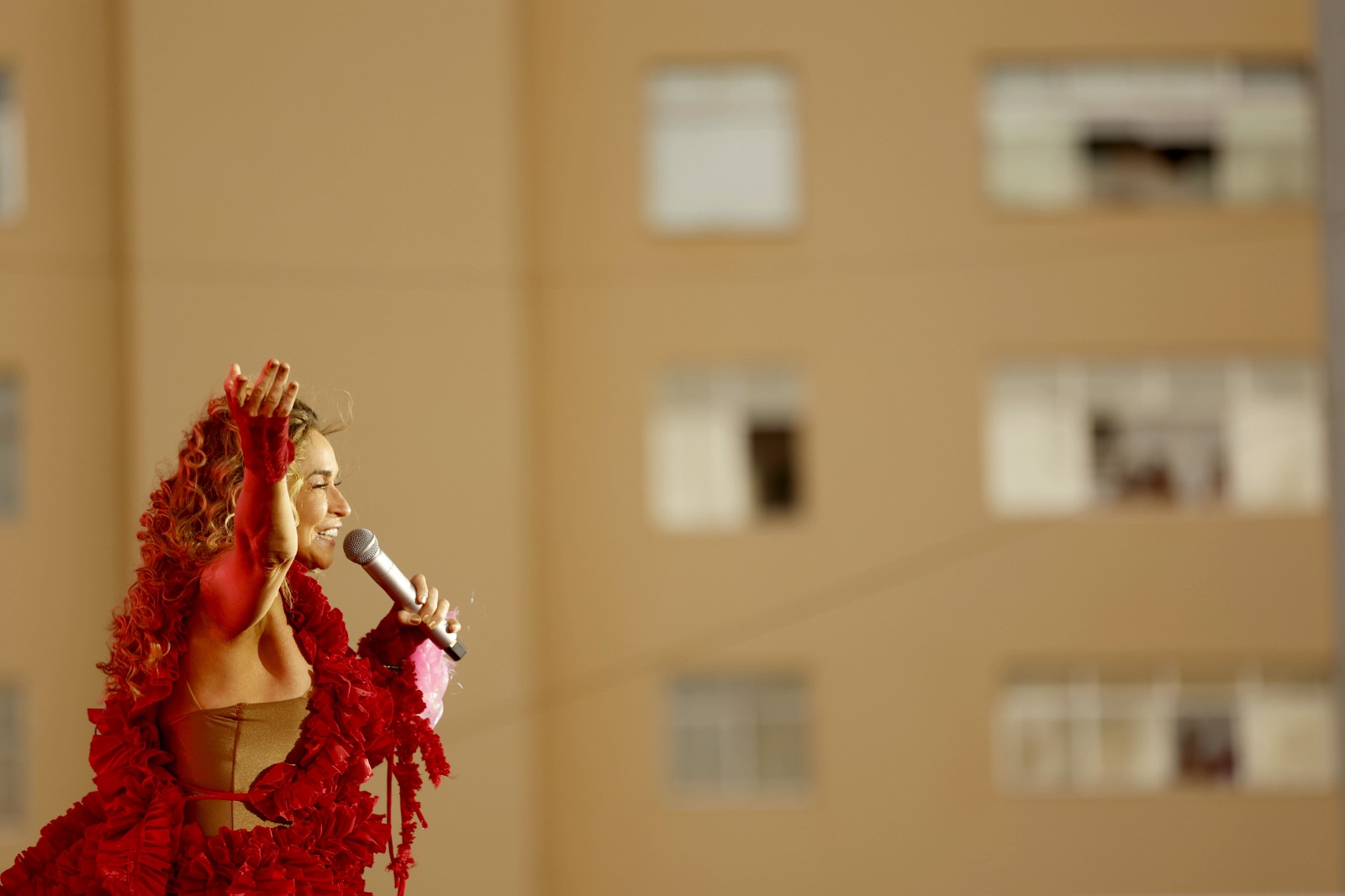 Pôr do Som abre 2026 no Farol da Barra com reverência aos orixás e homenagem à Mãe Carmen