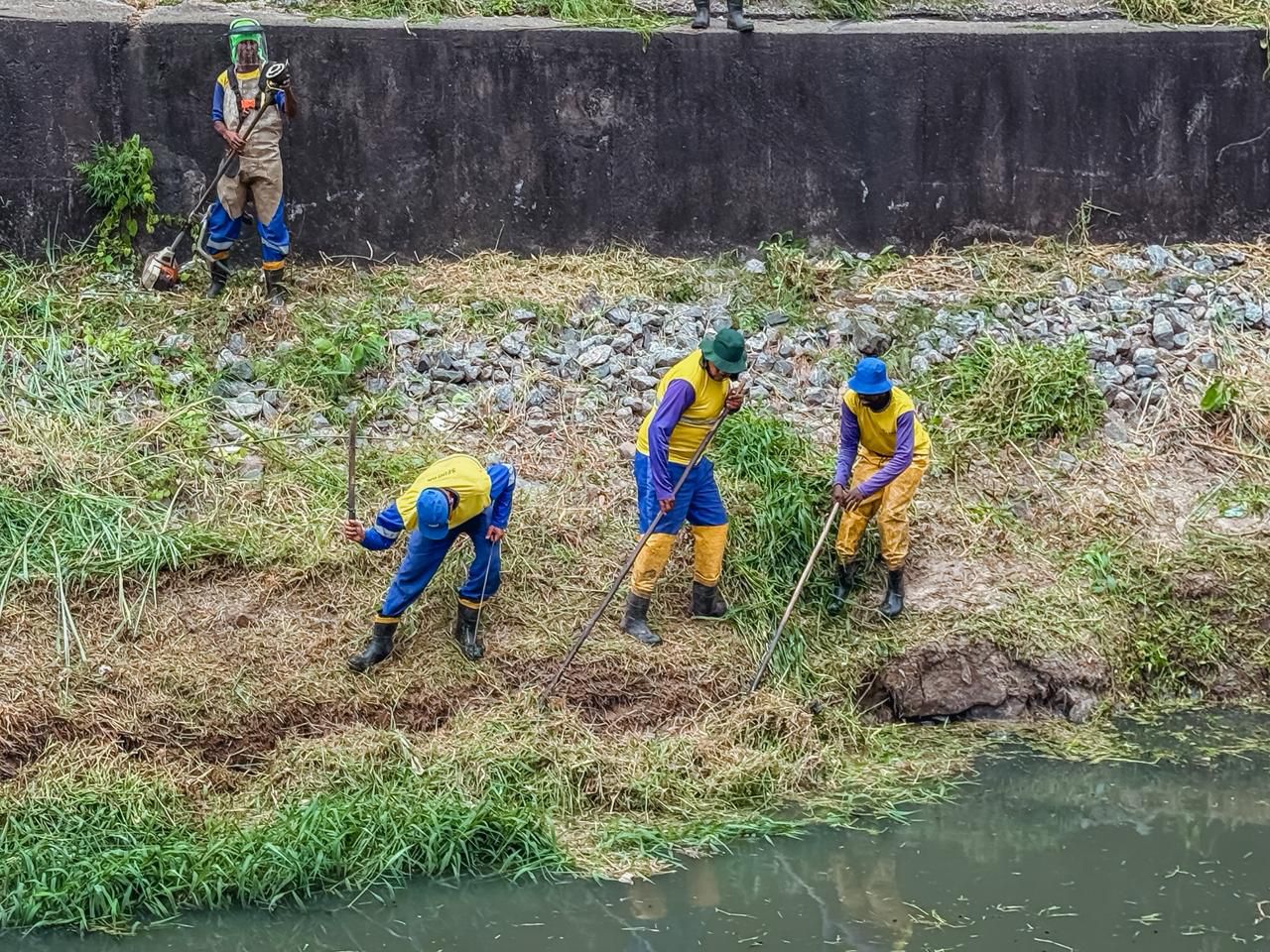 Prefeitura intensifica limpeza no Rio Ipitanga às vésperas da Mica Lauro