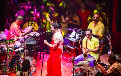 Imagem do post Alexandre Peixe celebra 40 anos do Axé Music em novo audiovisual com convidados históricos