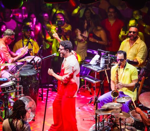 Imagem do post Alexandre Peixe celebra 40 anos do Axé Music em novo audiovisual com convidados históricos